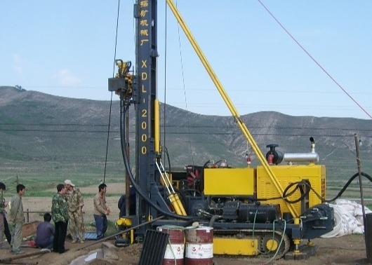 Máy khoan lõi XYL-2B gắn trên bánh xích được trang bị động cơ Diesel 30KW độ sâu 350m